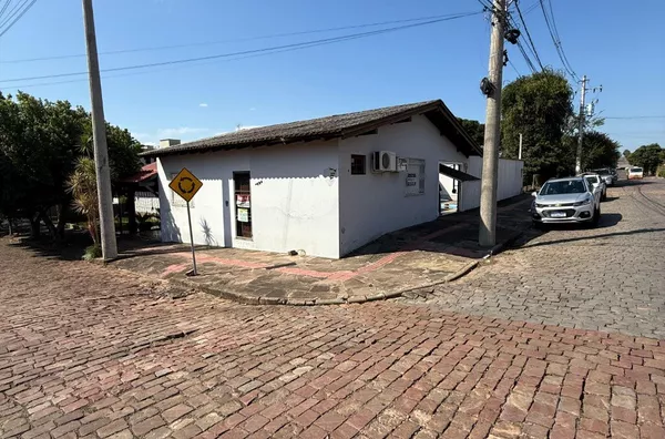 CASA COM PISCINA E ÓTIMA LOCALIZAÇÃO