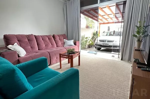 SOBRADO DE DOIS DORMITÓRIOS, COM SALA COZINHA INTEGRADA E PÁTIO