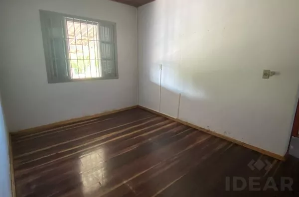 CASA DE 3 DORMITÓRIOS E PÁTIO FECHADO NOS FUNDOS