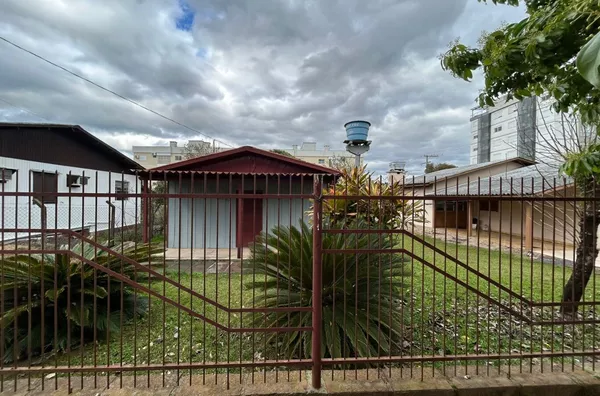 CHALÉ DE 42m² EM EXCELENTE LOCALIZAÇÃO