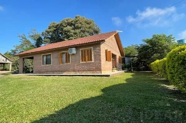 LINDA CASA EM PEDRA GRÊS, DANDO MUITO ESTILO AO LUGAR