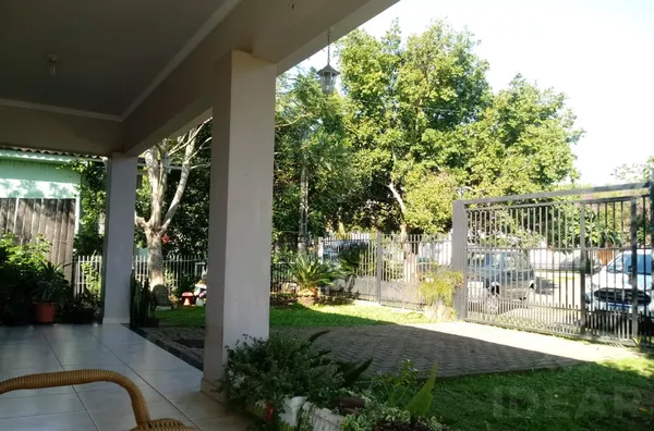 CONFORTO E AMPLO ESPAÇO PARA FAMÍLIA, COM PISCINA  E UMA LINDA VISTA PARA O CAMPO