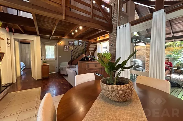 CASA COM PISCINA, ÁRVORES FRUTÍFERAS E ÓTIMA LOCALIZAÇÃO