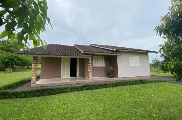 ÁREA DE LAZER E AMPLA CASA, COM ÁREA DE PLANTIO E AÇUDE