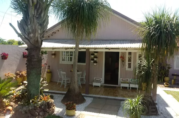 CASA EM EXCELENTE ÁREA RESIDENCIAL, BEM PERTO DA ÁREA COMERCIAL DO BAIRRO GRESSLER