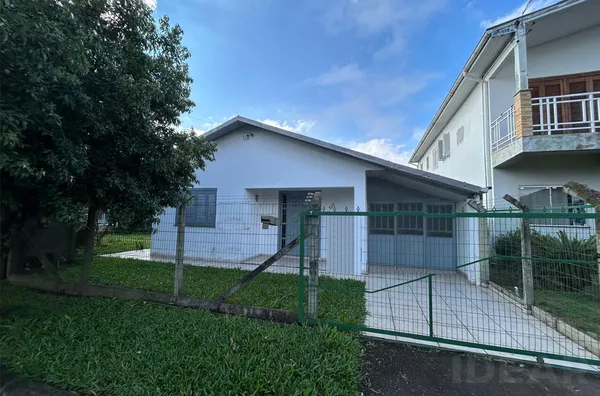 CASA DE TRÊS DORMITÓRIOS, 100m² E MUITO PÁTIO