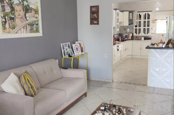 CASA DE TRÊS DORMITÓRIOS, ESPAÇO GOURMET E PÁTIO