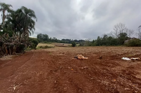 CHÁCARA COM CASA DE 120m² E MUITA ÁREA DE LAZER