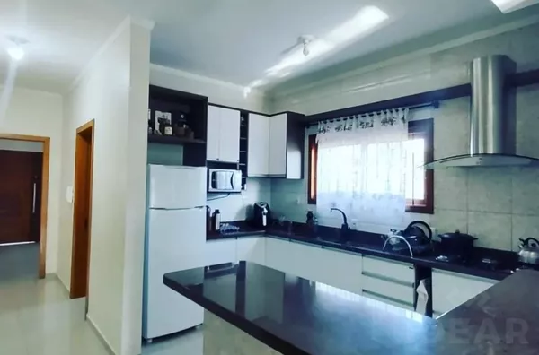 Casa  totalmente planejada, ecologicamente correta, pé  direito mais alto, energia fotovoltaica, descargas dos banheiros abastecidas por cisterna, possui escritório, 3 quartos um sendo suíte, garagem para duas caminhonetes, 197m2,.