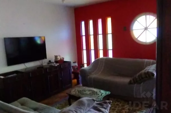 AMPLA CASA COM MUITO ESPAÇO FRONTAL E FUNDOS