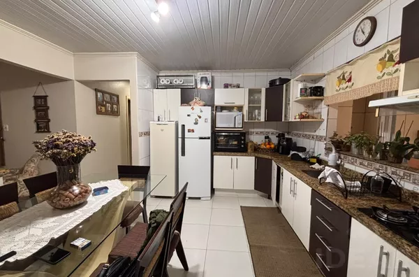 CASA DE 3 DORMITÓRIOS E AMPLO PÁTIO PARA FUTURA PISCINA