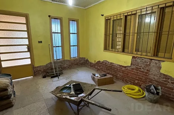 CASA EM REFORMA EM RUA MOVIMENTADA E ÓTIMO PONTO COMERCIAL