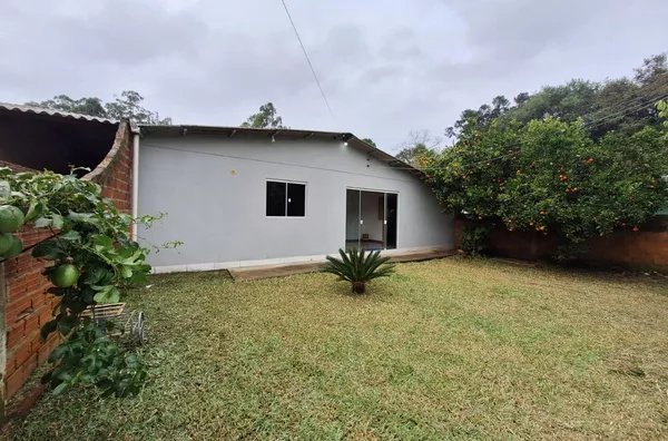 CASA COM 3 DORMITÓRIOS E PÁTIO FRONTAL. VENHA CONHECER! - Foto 11