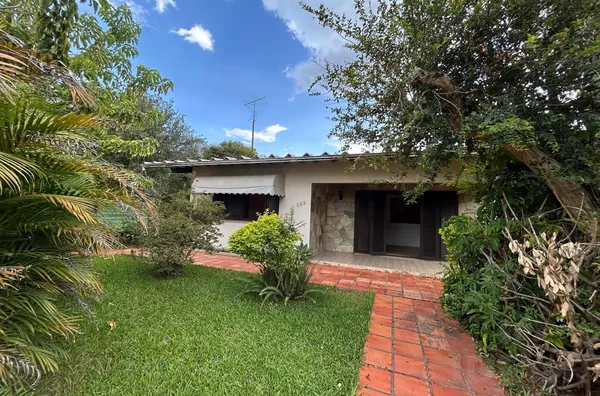 AMPLA CASA DE 4 DORMITÓRIOS E VAGA PARA VÁRIOS VEÍCULOS