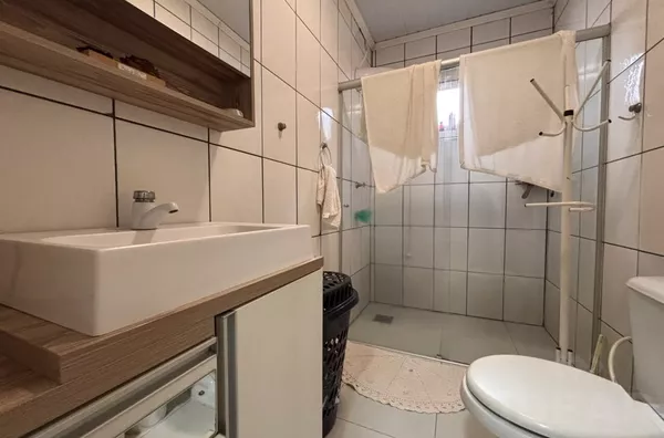 CASA DE 3 DORMITÓRIOS E AMPLO PÁTIO PARA FUTURA PISCINA - Foto 9