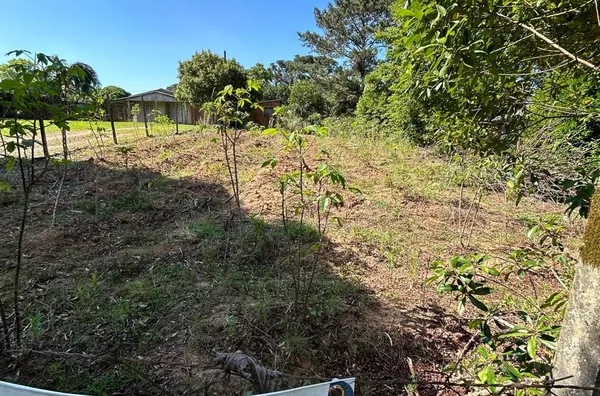 TERRENO AMPLO, COM MAIS DE 1.000m² EM REGIÃO TRANQUILA