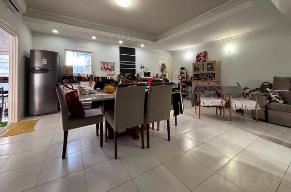 CASA DE 2 PISOS COM TERRAÇO/VARANDA PARA O DESFRUTE DA FAMÍLIA