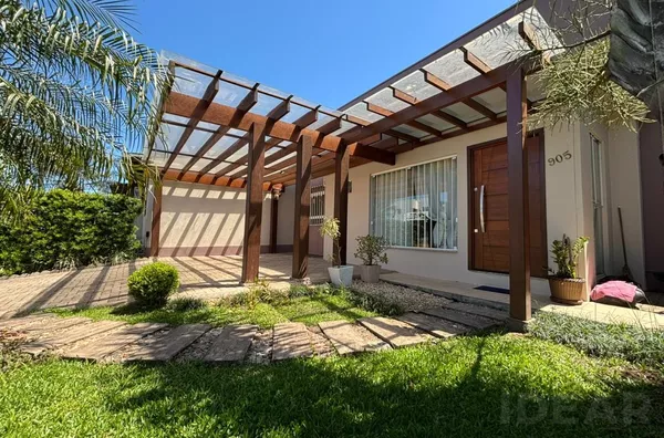 LINDA CASA COM PÁTIO NOS FUNDOS, QUIOSQUE E PERGOLADO COBERTO