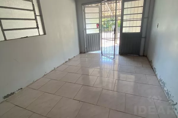 CASA DE 3 DORMITÓRIOS E PÁTIO FECHADO NOS FUNDOS