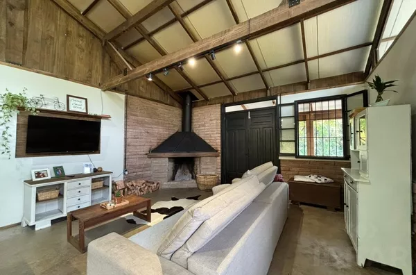 CHÁCARA COM LINDA CASA DE 3 DORMITÓRIOS, CLOSET E SUÍTE