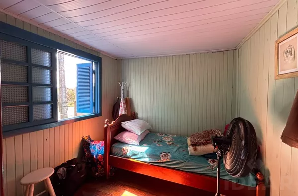 CASA MISTA, NO BAIRRO XANGRILÁ, COM PÁTIO