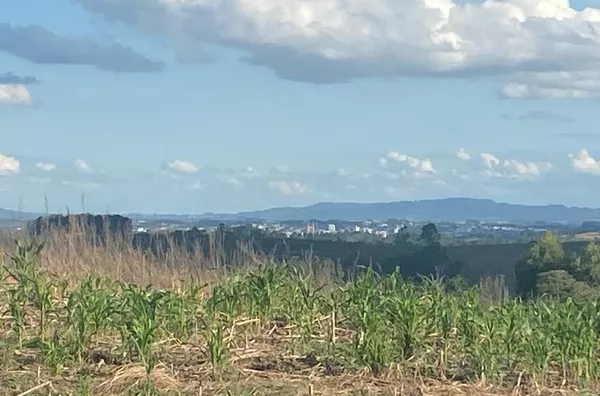 SUA REALIZAÇÃO ESTÁ AQUI. INTERIOR COM LINDA VISTA PARA A CIDADE