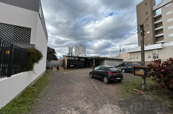 TERRENO COM 33m DE FRENTE BEM NO CENTRO DA CIDADE