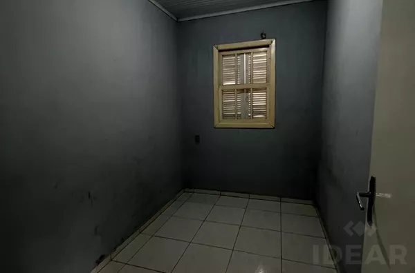 CASA AMPLA, COM PÁTIO DE FUNDOS E ÓTIMA LOCALIZAÇÃO