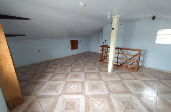 CASA DE 3 DORMITÓRIOS COM AMPLOS CÔMODOS E MUITO PÁTIO
