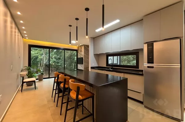 CASA DE 3 DORMITÓRIOS EM ÁREA DE MUITO VERDE. O PARAÍSO DE SE VIVER!
