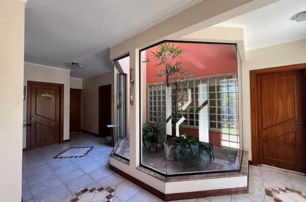 CASA DE 2 PISOS COM ÁREA COMERCIAL INTEGRADA - Foto 2