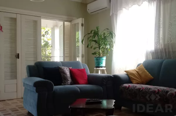 CONFORTO E AMPLO ESPAÇO PARA FAMÍLIA, COM PISCINA  E UMA LINDA VISTA PARA O CAMPO