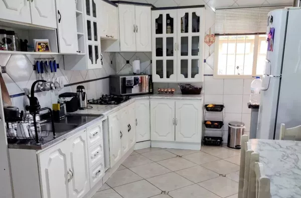 CASA DE TRÊS DORMITÓRIOS, ESPAÇO GOURMET E PÁTIO