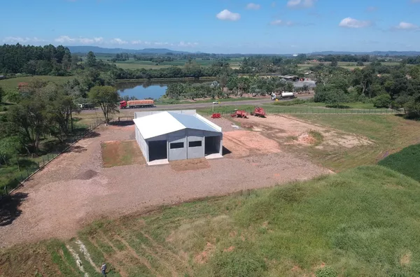 PAVILHÃO DE 480m², DUAS FRENTES E MUITO ESPAÇO PARA AMPLIAÇÃO