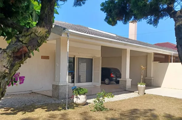 CASA DE 2 SUÍTE, COM PISCINA E A MENOS DE 100m DO MAR - Foto 1