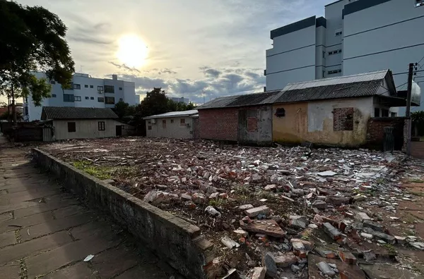 ESQUINA BEM LOCALIZADA, NO CENTRO DA CIDADE, IDEAL PARA INSTALAR OU AMPLIAR SUA FUTURA EMPRESA