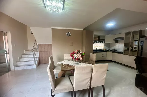 CASA DE 2 PISOS, PISCINA E MUITO ESPAÇO PARA A FAMÍLIA