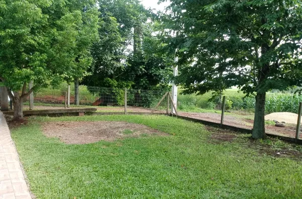 DUAS CASAS INDEPENDENTES, EM TERRENO TODO CERCADO