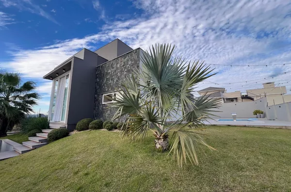 UMA CASA COM EQUILÍBRIO PERFEITO, UNINDO CONFORTO E SOFISTICAÇÃO