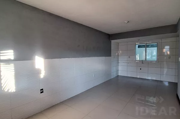 SOBRADO DE 2 DORMITÓRIOS, CHURRASQUEIRA E ÓTIMA LOCALIZAÇÃO