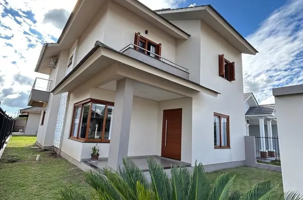 SOFISTICAÇÃO, BELEZA E MUITA PAZ. ALÉM DE AMPLO ESPAÇO PARA FAMÍLIA