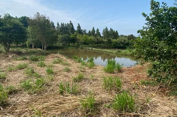 ÁREA DE TERRA DE 3.000m² COM UM BELO AÇUDE. O NOVO PARAÍSO DA FAMÍLIA