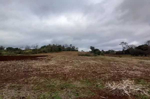 CHÁCARA COM CASA DE 120m² E MUITA ÁREA DE LAZER