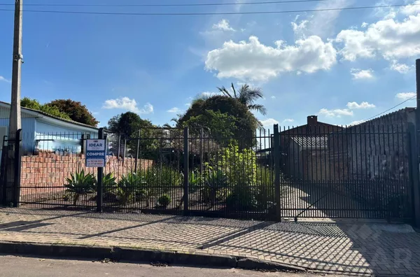 TERRENO BEM LOCALIZADO, COM ÁREA ESPORTIVA EM FRENTE