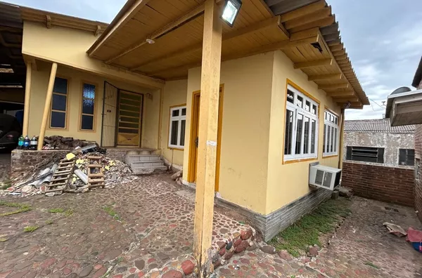 CASA EM REFORMA EM RUA MOVIMENTADA E ÓTIMO PONTO COMERCIAL