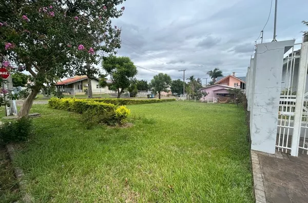 TERRENO DE 560m², ESQUINA E EM REGIÃO TRANQUILA