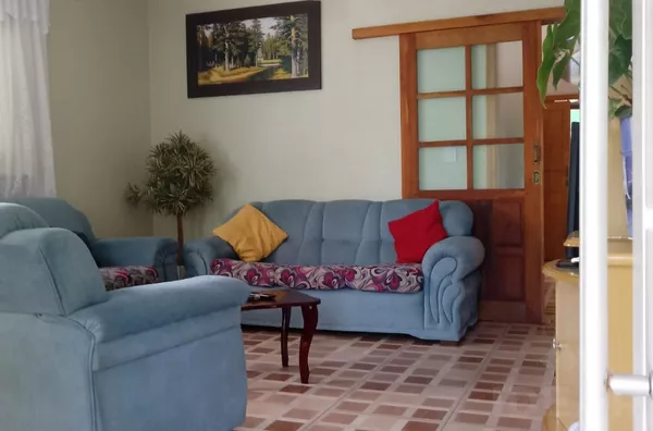 CONFORTO E AMPLO ESPAÇO PARA FAMÍLIA, COM PISCINA  E UMA LINDA VISTA PARA O CAMPO