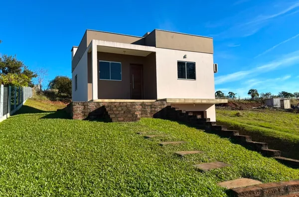 CASA COM DOIS DORMITÓRIOS A 300m DA RSC-453