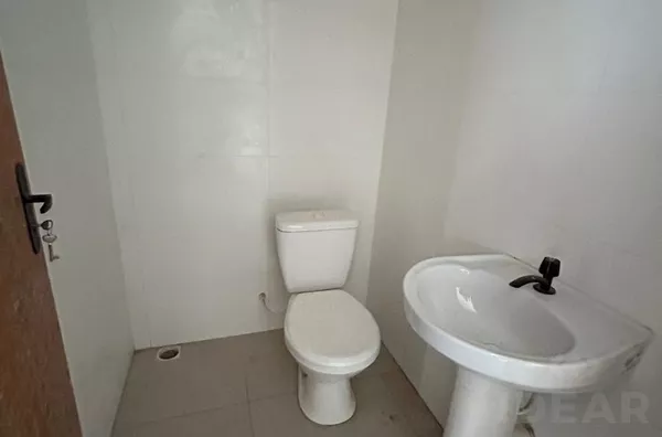 SOBRADO BEM LOCALIZADO COM GRANDE PÁTIO NOS FUNDOS E NA FRENTE - Foto 4