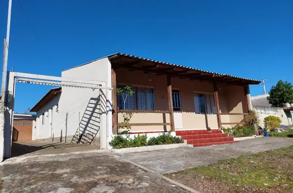 AMPLA CASA DE 5 DORMITÓRIOS E TERRENO TODO CERCADO